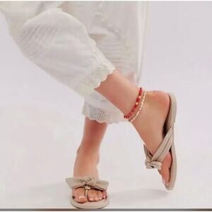 Free People Size 8 Brynn Bow Sandals Grey Nude Flip Flops Thongs Neutral Italy